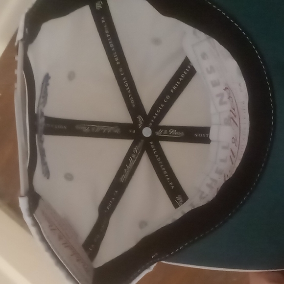 Mitchell And Ness 76ers Silver Hat - Picture 3 of 4